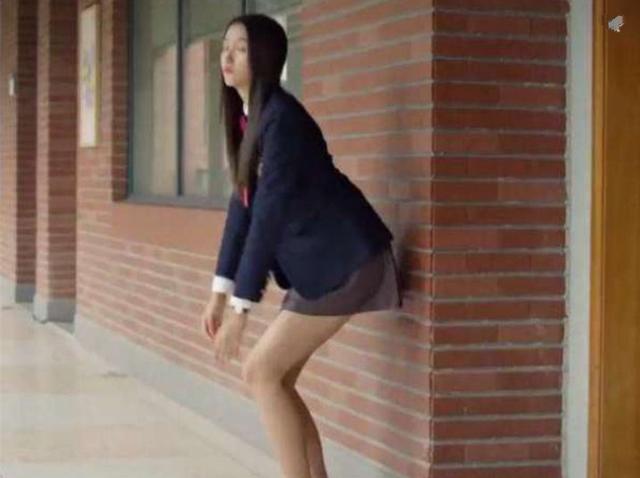 关晓彤拍剧照真大胆裙子的长度太短实在辣眼睛！